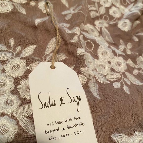 NWT Sadie & Sage top with embroidered flowers - Picture 7 of 10